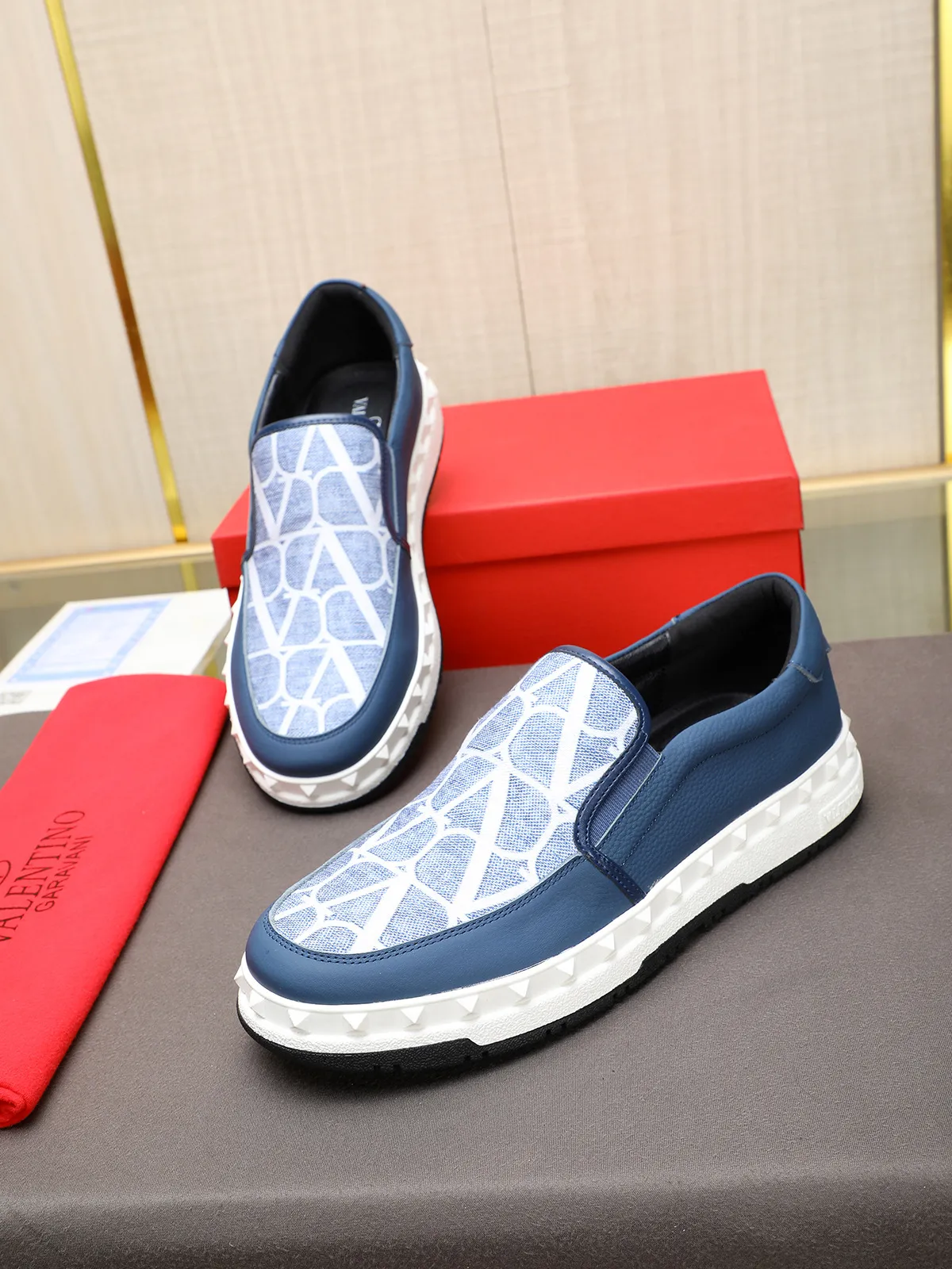 Men's shoes 💰440 Valentino "VALENTINO" hot sale ❤️ Counters ship at the same time 1:1 👏 Imported cowhide + waterproof fabric + leather lining 🐂 Casual fashion shoes Exquisite workmanship Original original outsole 38-44 (45 customized, non-refundable)